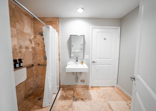 Zona de estar con dos sofás de cuero negro y una mesa de centro blanca