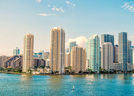 Vista aérea del centro de Miami y la costa del océano