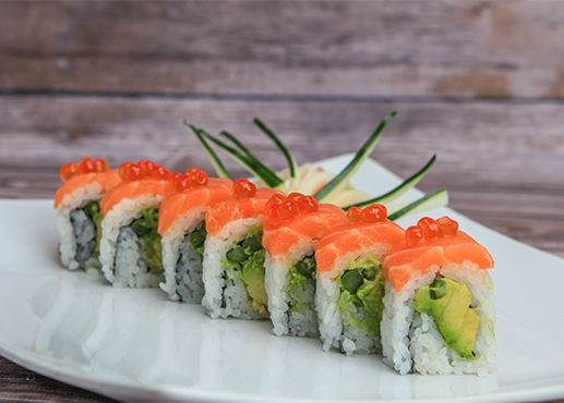 Rolinhos de sushi em um prato