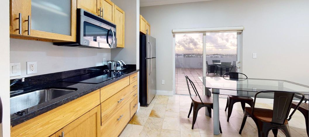 Cama king con cabecera de madera y mesillas de noche debajo de un cuadro