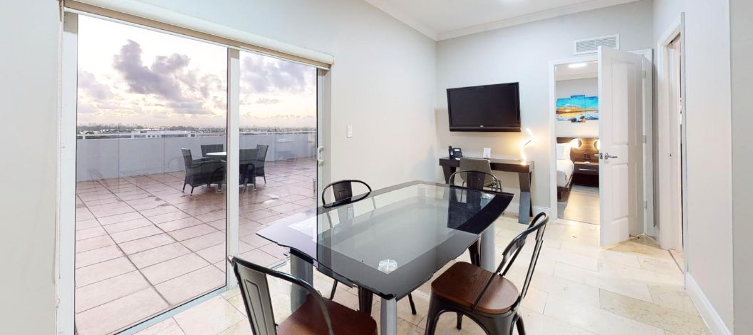 Dos camas queen con almohadas azules y blancas y sábanas con un plato de galletas