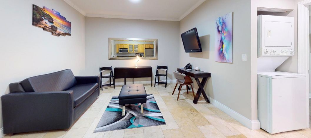 Inodoro, lavabo y espejo en un baño