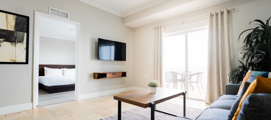 master king suite dining area