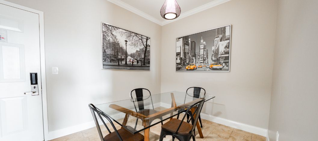 master king suite dining area