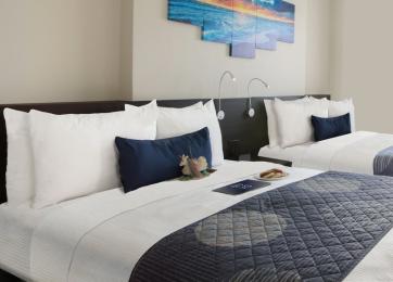 Dos camas en una habitación suite